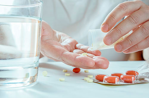 cuales-son-los-riesgos-de-la-automedicacion-en-adultos