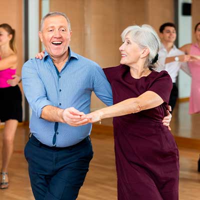 pareja de adultos mayores bailando
