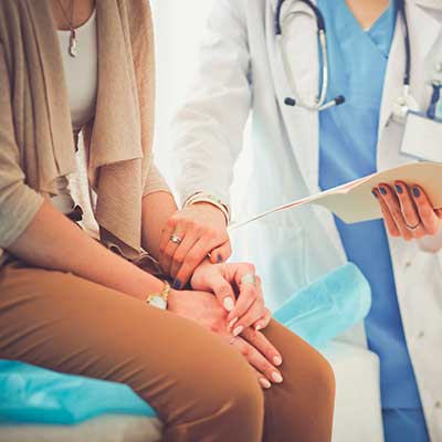 mujer en el medico