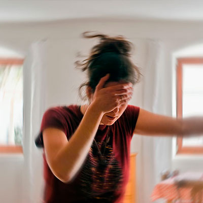 mujer con dolor de cabeza