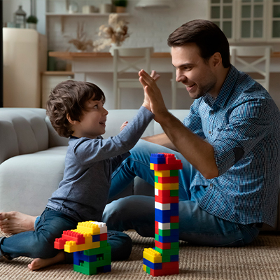 padre e hijo jugando