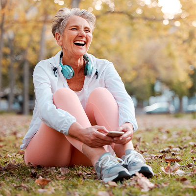 mujer mayor sonriendo
