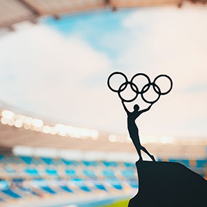 estatua de atleta sostiene un circulo-olimpico