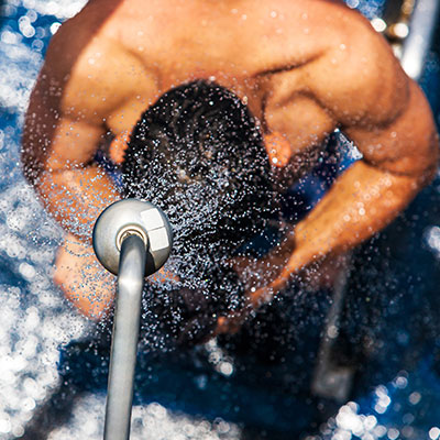 hombre tomando ducha de agua