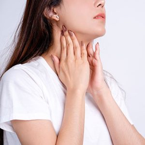 mujer con dolor de garganta