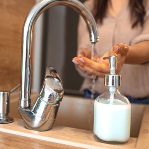 mujer lavandose las manos